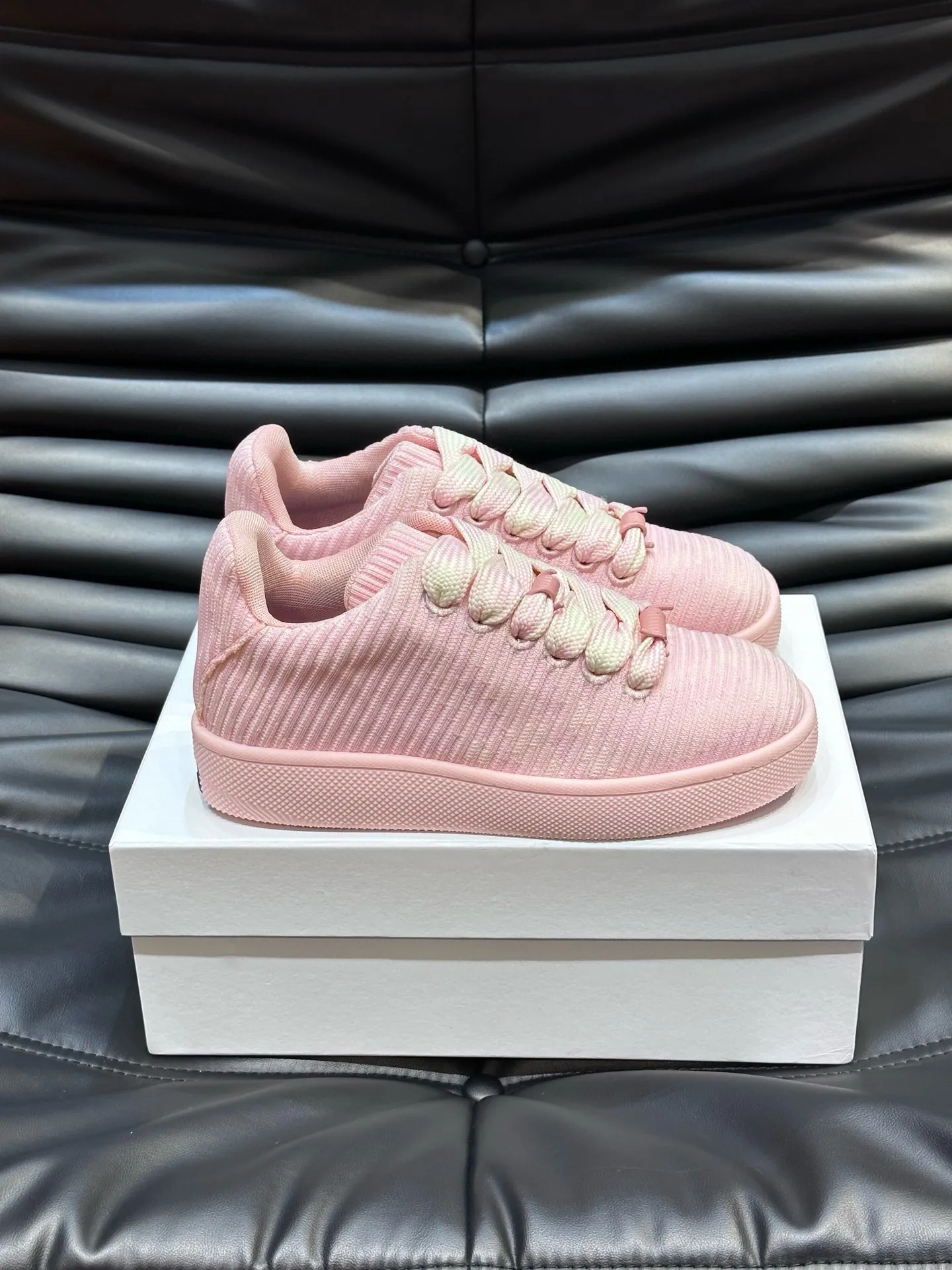 Factory price: 458💰Burberry Box series👫 Thick-soled casual sports shoes for couples, cool sneakers and bread shoes, purchased and developed from the original version, the top version of Box series sports shoes, made of original plaid/knitted fabric, embellished with EKD embossing. Made of mesh lining, the laces are decorated with metal coils, the rubber sole is decorated with the Burberry letter logo, and the original molded 3.5CM two-color T men's shoe 💰U outsole! Code number: 35-45 (35-45 customized)